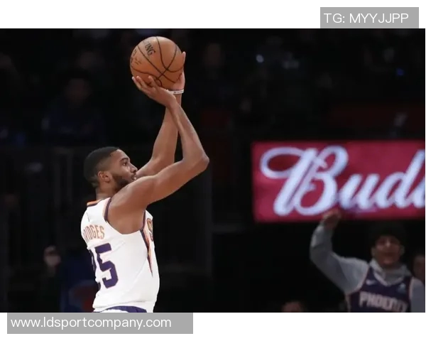 巴特勒盛赞库里:将球交给他后果然奇迹频现